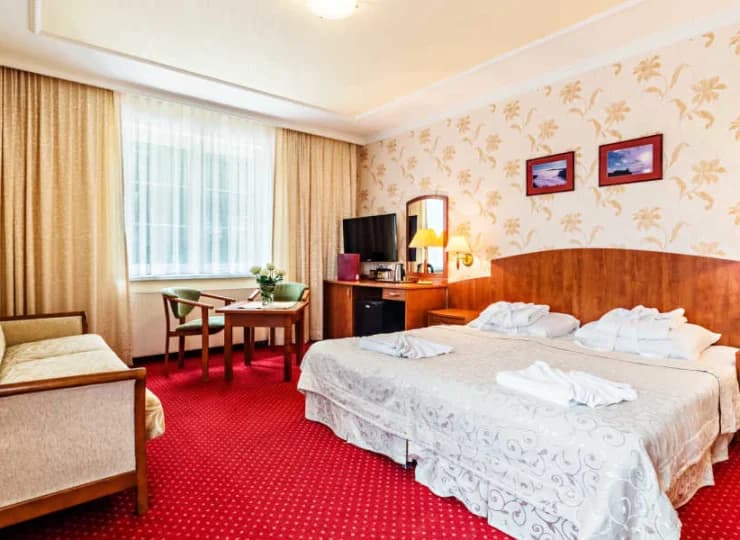 Pensjonat przygotował dla swoich gości elegancko umeblowane pokoje 2 i 4-osobowe