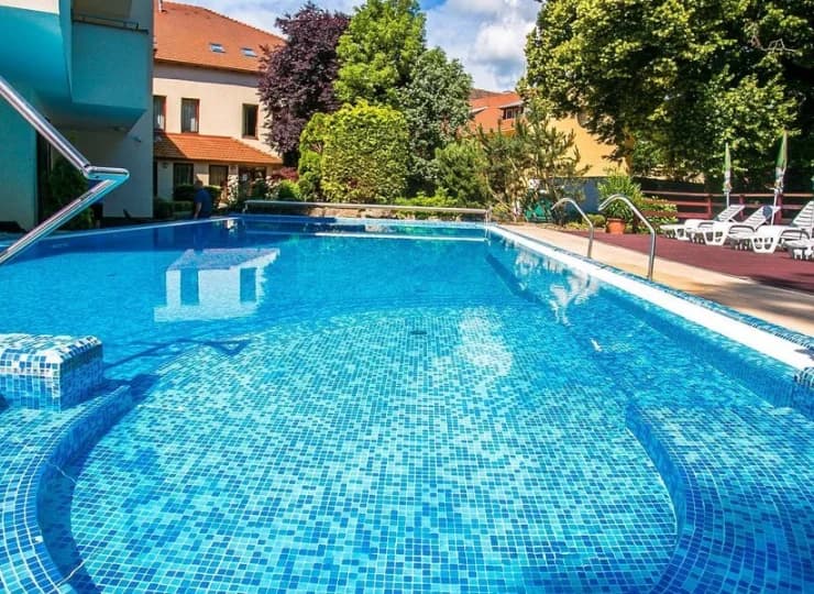 Bassiana to hotel z basenem na Węgrzech
