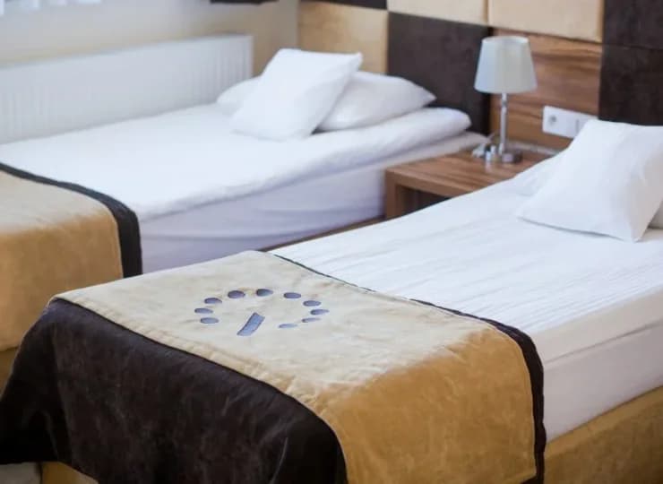 Pokoje wyposażone są też m.in. w: TV, WiFi, suszarkę do włosów