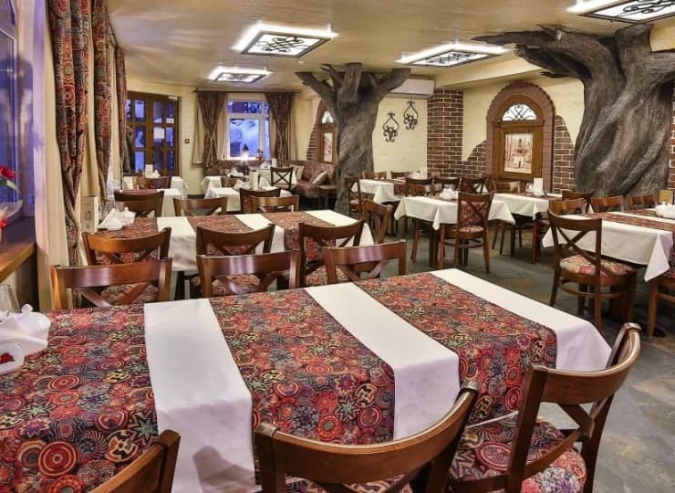 Tutejsza restauracja proponuje dania kuchni polskiej i regionalnej