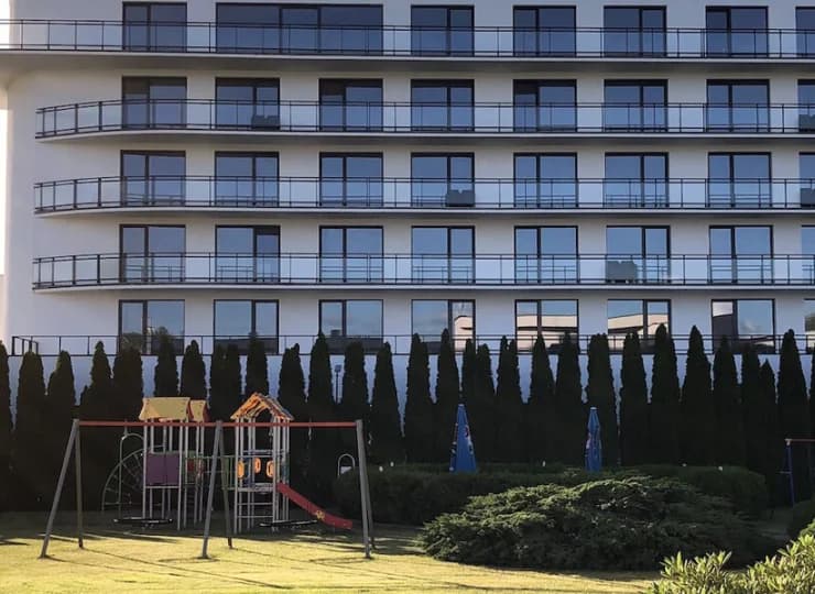Na dzieci czeka zewnętrzny plac zabaw oraz kulkoland w Nadmorskiej Chacie