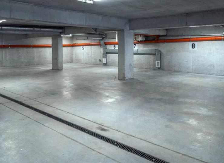 Goście mogą korzystać z podziemnego parkingu