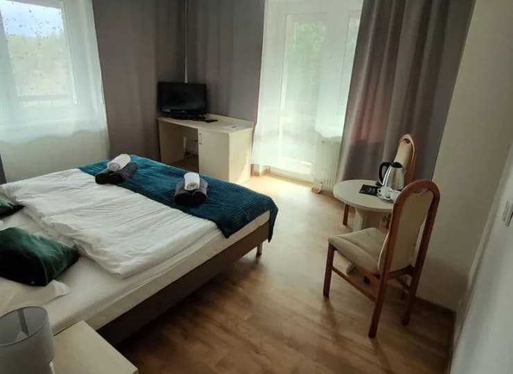 Zakwaterowanie odbywa się w pokojach 1, 2, i 3-osobowych
