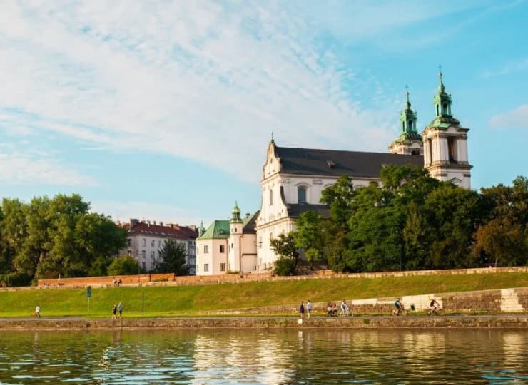 Hotel Ester położony jest zaledwie 1 km od Kościoła na Skałce