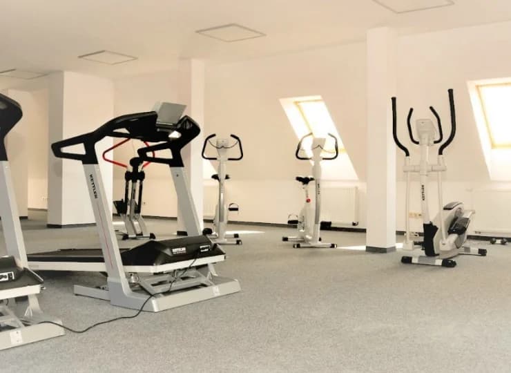Sala fitness umożliwia odbycie codziennego treningu