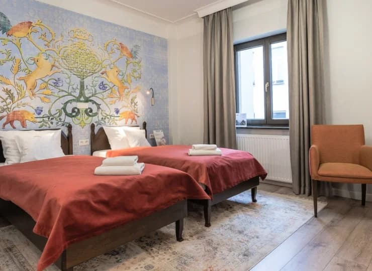 Hotel posiada 32 pokoje o indywidualnym wystroju i jasnej kolorystyce wnętrz