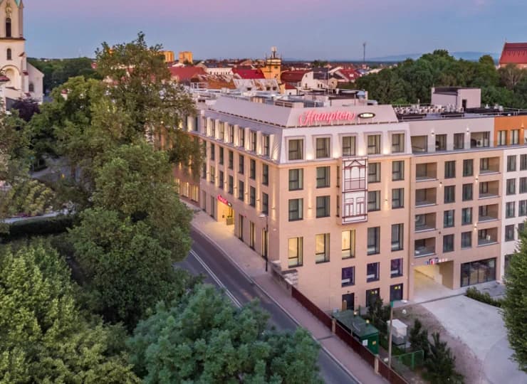 Znajduje się w historycznym centrum miasta nad rzeką Sołą