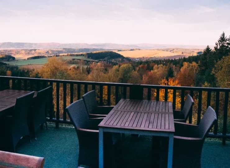 Restauracja dysponuje drink barem oraz letnim tarasem