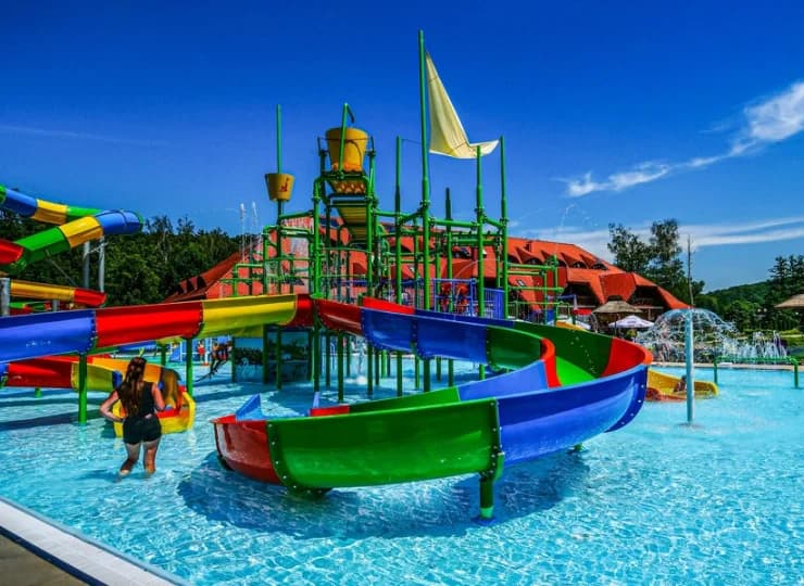 Na terenie obiektu znajduje się zewnętrzny aquapark z mnóstwem letnich atrakcji