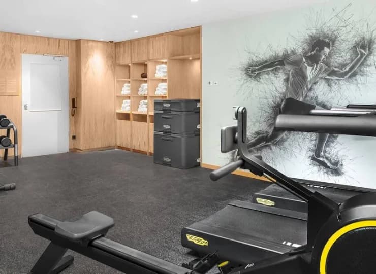 Siłownię wyposażono w sprzęty do ćwiczeń siłowych i cardio