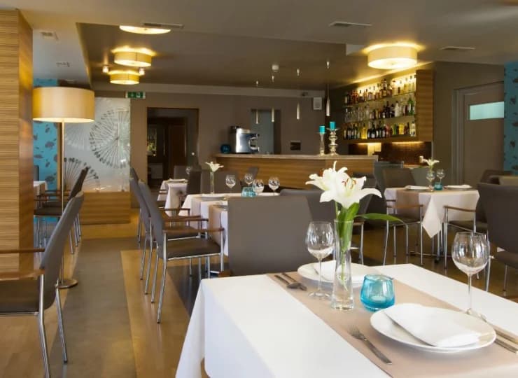 Restauracja serwuje dania kuchni polskiej i europejskiej