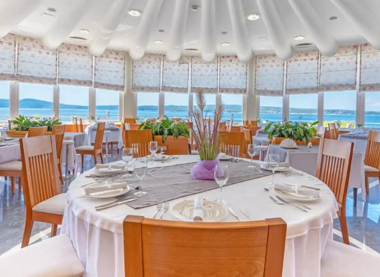 Hotelowa restauracja także jest bardzo atrakcyjnie wyeksponowana
