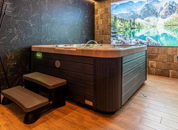 Mieści się w niej wanna do hydromasażu, w której można znaleźć ukojenie