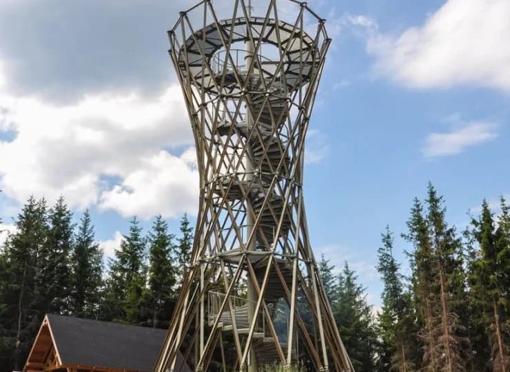 Na górze Borowej mieści się wieża widokowa