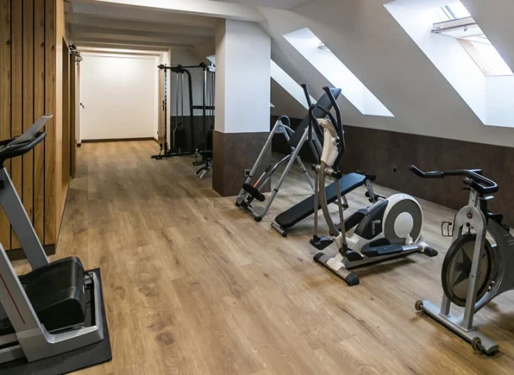 W obiekcie mieści się strefa fitness ze sprzętem co ćwiczeń