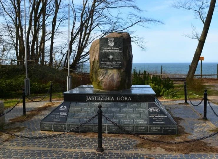 Atrakcje okolicy: Obelisk Gwiazda Północy - północny kraniec Polski