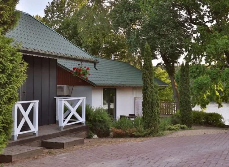 Pokoje bungalow są położone w budynkach bardzo blisko jeziora