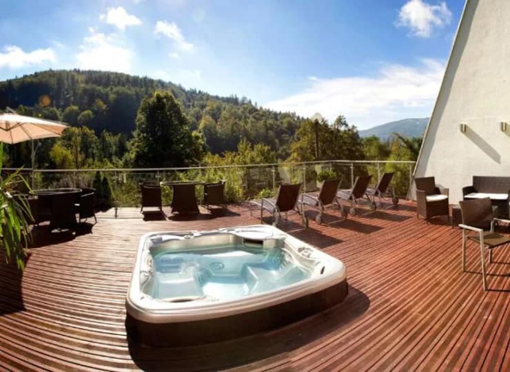 Jest także zewnętrzne jacuzzi na tarasie