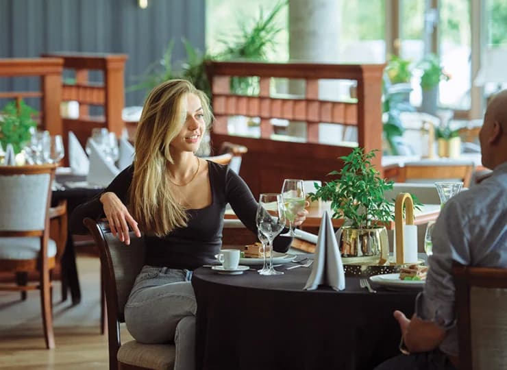 Stylowe i eleganckie wnętrze restauracji stwarza przytulny klimat