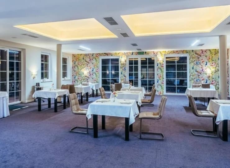 Wystrój sali restauracyjnej jest prosty i elegancki