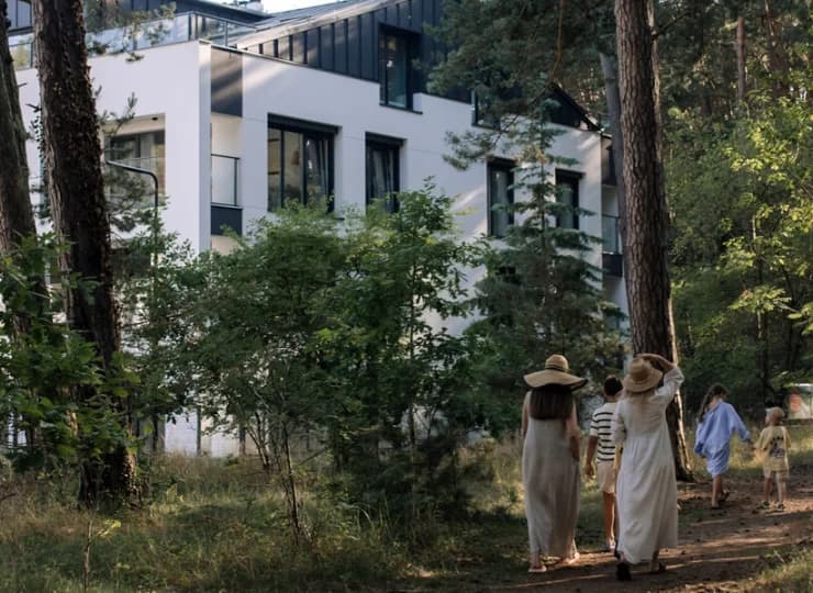 Ścieżka przez nadmorski las prowadzi z kompleksu na plażę