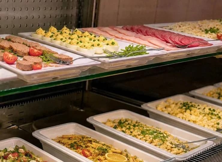 Posiłki podawane są w formie bufetów