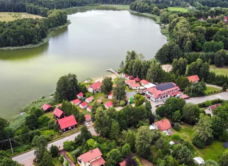 Obiekt znajduje się bezpośrednio nad jeziorem Wejsunek na Mazurach