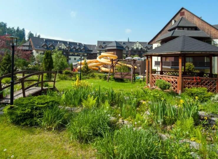 Resort jest otoczony zadbanym ogrodem