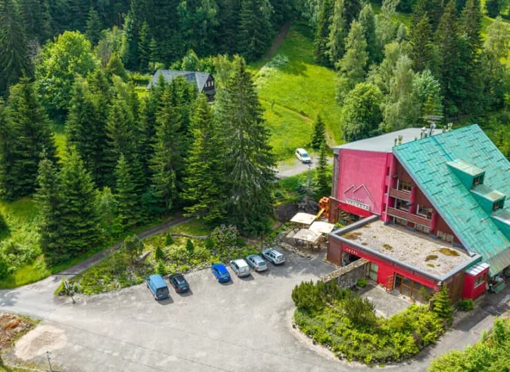 Hotel posiada własny parking