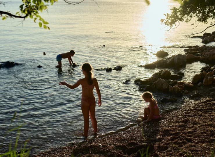 Dzieci chętnie bawią się w tutejszych zatoczkach