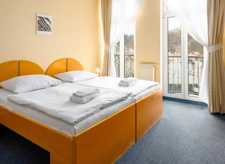 4-gwiazdkowy hotel zaprasza do 30 pokoi z widokiem na uzdrowisko