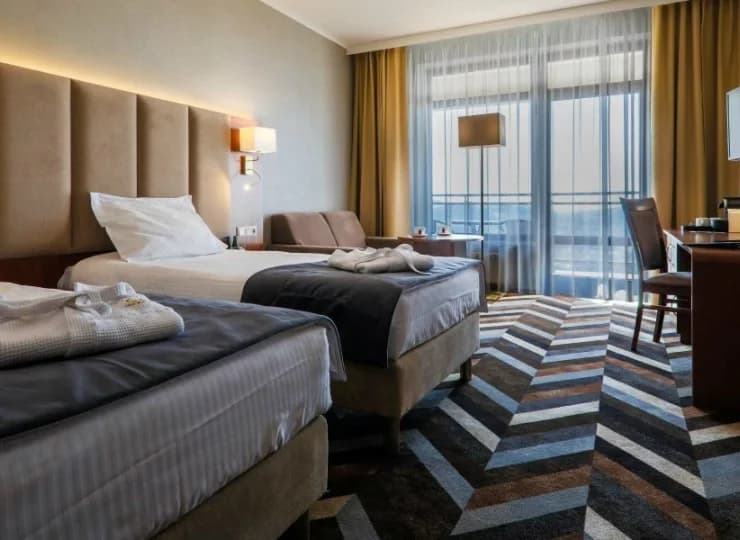 Wyposażenie to m.in. TV, WiFi, minibar, sejf (zdj. pokój Premium)
