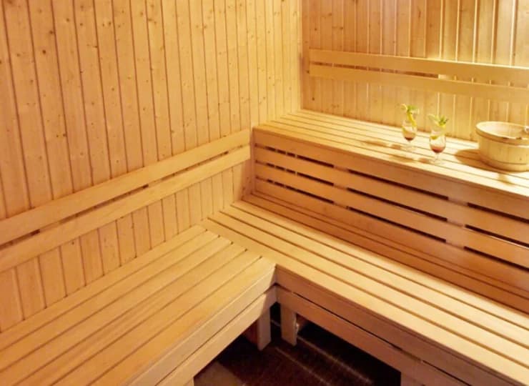 Składa się z sauny suchej, parowej i solnej