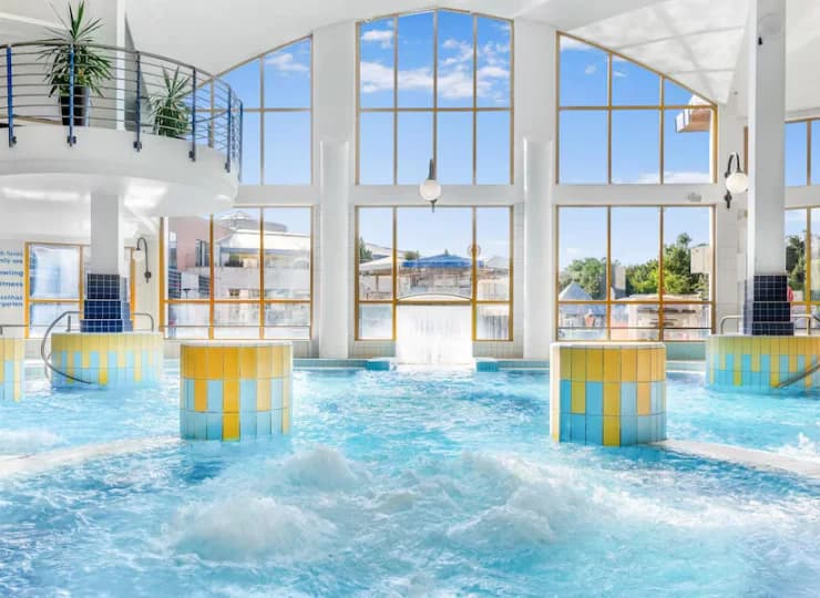 W hotelu są baseny zewnętrzne i wewnętrzne