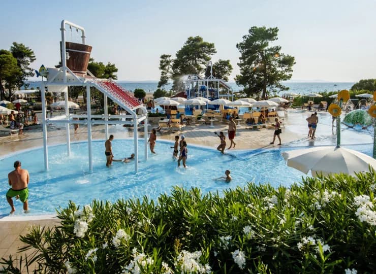 Jest tu brodzik dla dzieci i wodny plac zabaw