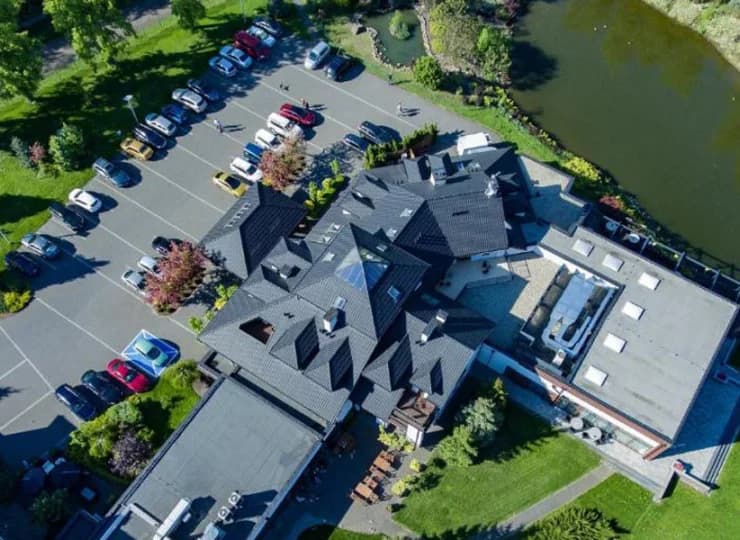 Hotel Kolumna Park jest świetnie położony w zielonej i zacisznej okolicy