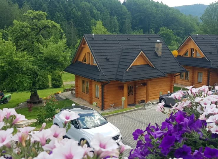 Można też zamieszkać w wygodnym domku, który pomieści nawet do 8 osób
