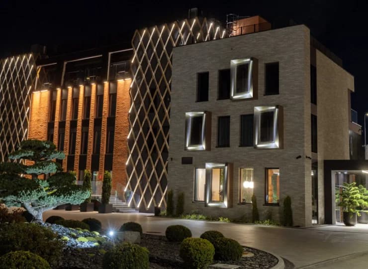 Hotel jest otoczony zadbaną roślinnością