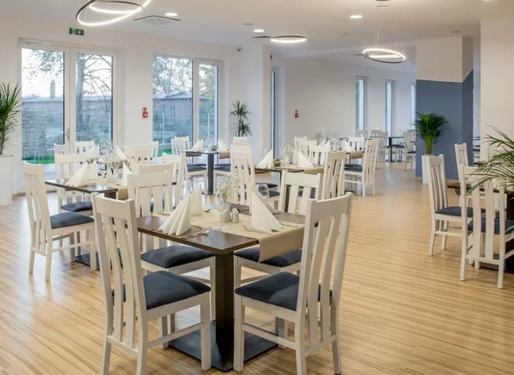 W obiekcie znajduje się restauracja urządzona w klasycznym stylu