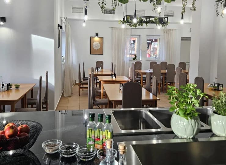 W hotelu znajduje się odnowiona restauracja