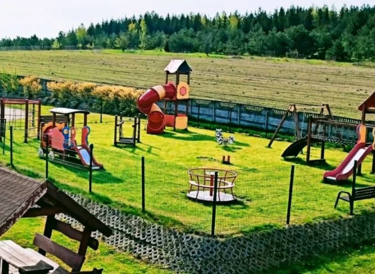 A także plac zabaw z widokiem na las