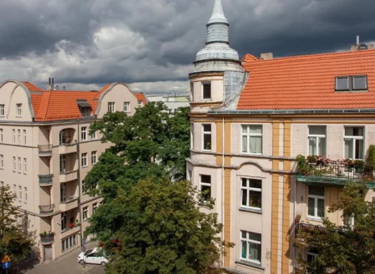 Okolica jest spokojna i dobrze skomunikowana ze ścisłym centrum