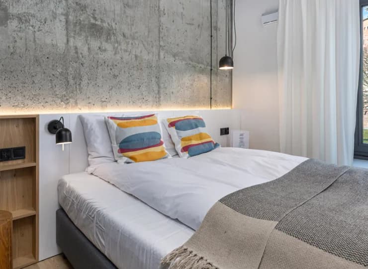 Sypialnia apartamentu z widokiem na morze i latarnię na I piętrze