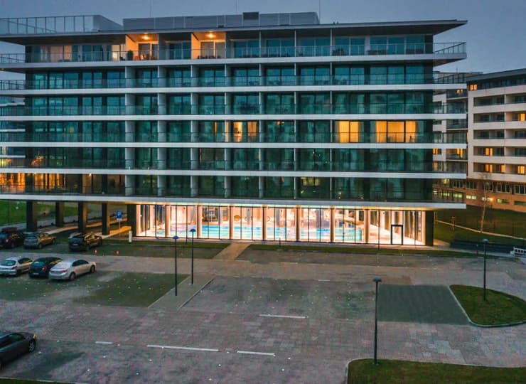 Apartamenty mieszczą się w nowoczesnym obiekcie z basenem