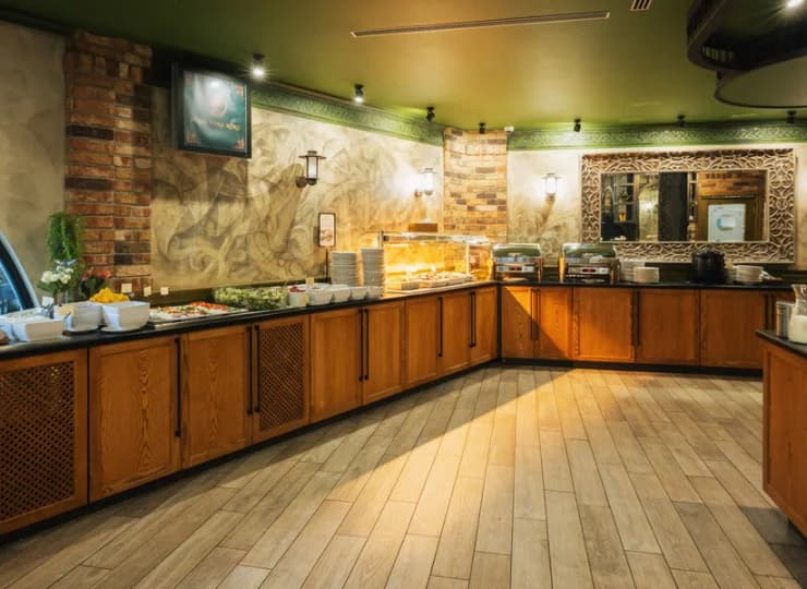 W restauracji są podawane bufetowe śniadania oraz obiadokolacje