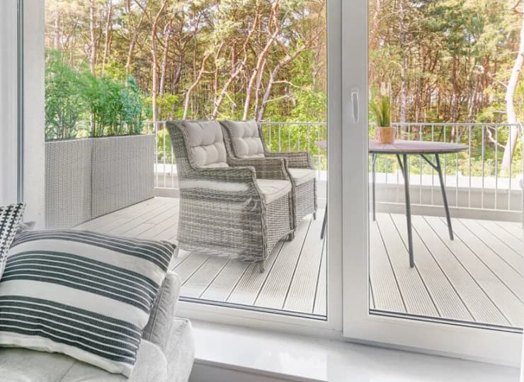 Oraz balkon lub taras sprzyjający wypoczynkowi