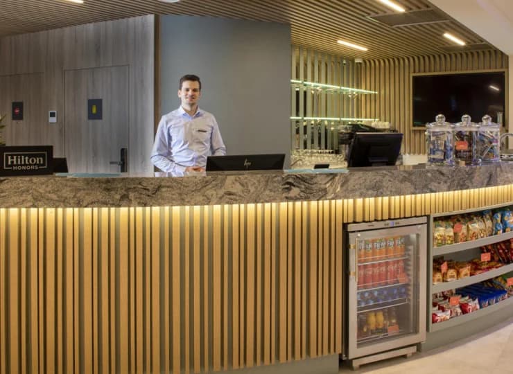 W hotelu znajduje się całodobowa recepcja oraz bar