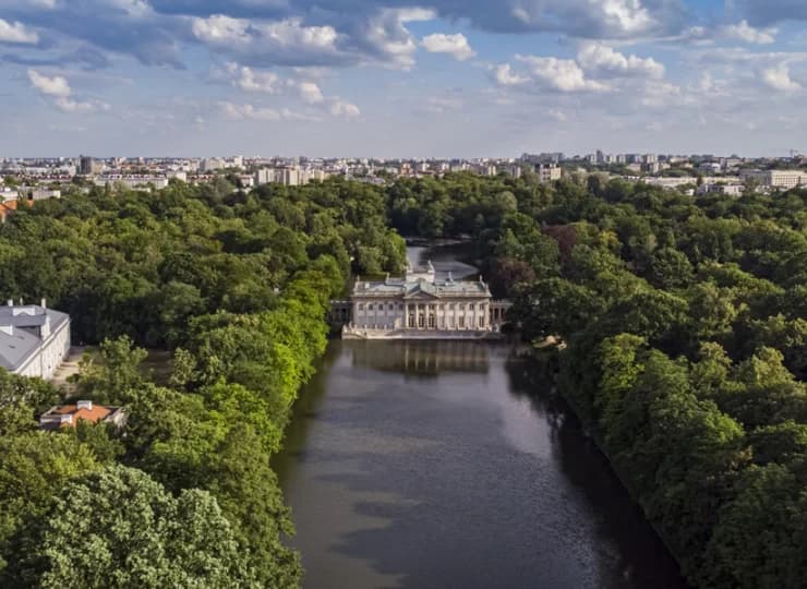 Hotel znajduje się przy malowniczym parku Łazienki Królewskie