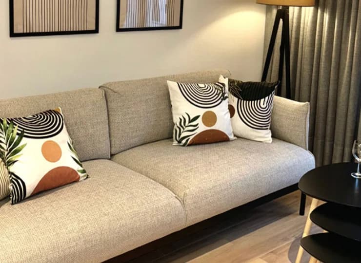 Sofa w pokoju dziennym w apartamencie 2+2 Superior Boho