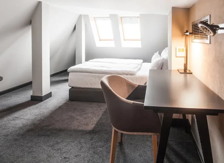 W dwupoziomowym apartamencie sypialnia jest bardzo intymna